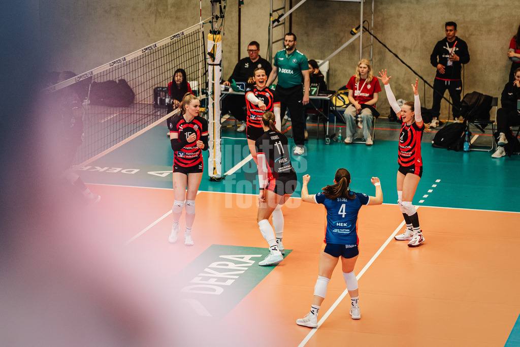 Volleyball | Frauen | Saison 2025/2026 | Volleyball Bundesliga | ETV Hamburger Volksbank Volleys vs. Schwarz-Weiß Erfurt | 15.02.2026 | ETV jubelt, v.l. Alexa Sophie Thaden (#15, ETV Hamburger Volksbank Volleys), Lilly Faroß (#16, ETV Hamburger Volksbank Volleys), Svea Frobel (#11, ETV Hamburger Volksbank Volleys), Sarah Stiriz (#4, ETV Hamburger Volksbank Volleys) und Zoe Konjer (#8, ETV Hamburger Volksbank Volleys)