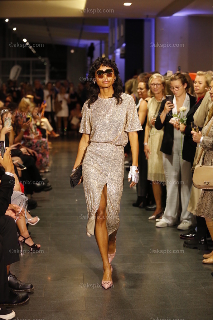 Deutschland: Fashionshow Silvermagic der brasilianischen Designerin Aline CELI während der Fashion Week Berlin | 08.09.2022, Berlin, Deutschland, Models laufen bei der Modenschau Silvermagic der brasilianischen Designerin Aline CELI während der Fashion Week Berlin im Autohaus König am 8. September 2022 in Berlin, Deutschland, über den Laufsteg.