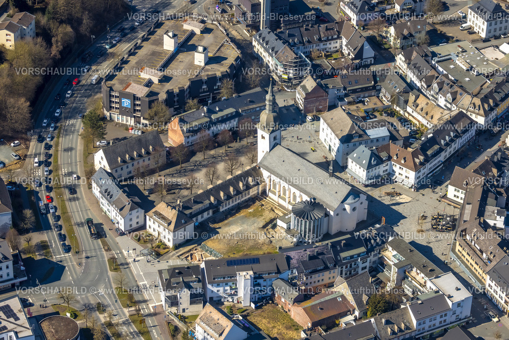 Meschede250304849 | Luftbild, Stiftsplatz und St. Walburga katholische Kirche, Parkhaus Stiftscenter, Meschede-Stadt, Meschede, Sauerland, Nordrhein-Westfalen, Deutschland