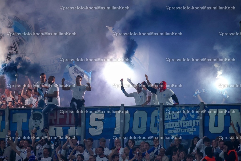 S0423082501098 | 23.08.2025, Fußball, FC Schalke 04 - VfL Bochum, 3.Spieltag, 2. Fußball Bundesliga, Veltins-Arena Gelsenkirchen, Saison 2025 2026: Pyrotechnik Gastfans Gästefans Ultras Feuerwerkskörper bengalisches Feuer DFB regulations prohibit any use of photographs as image sequences and or quasi-video.