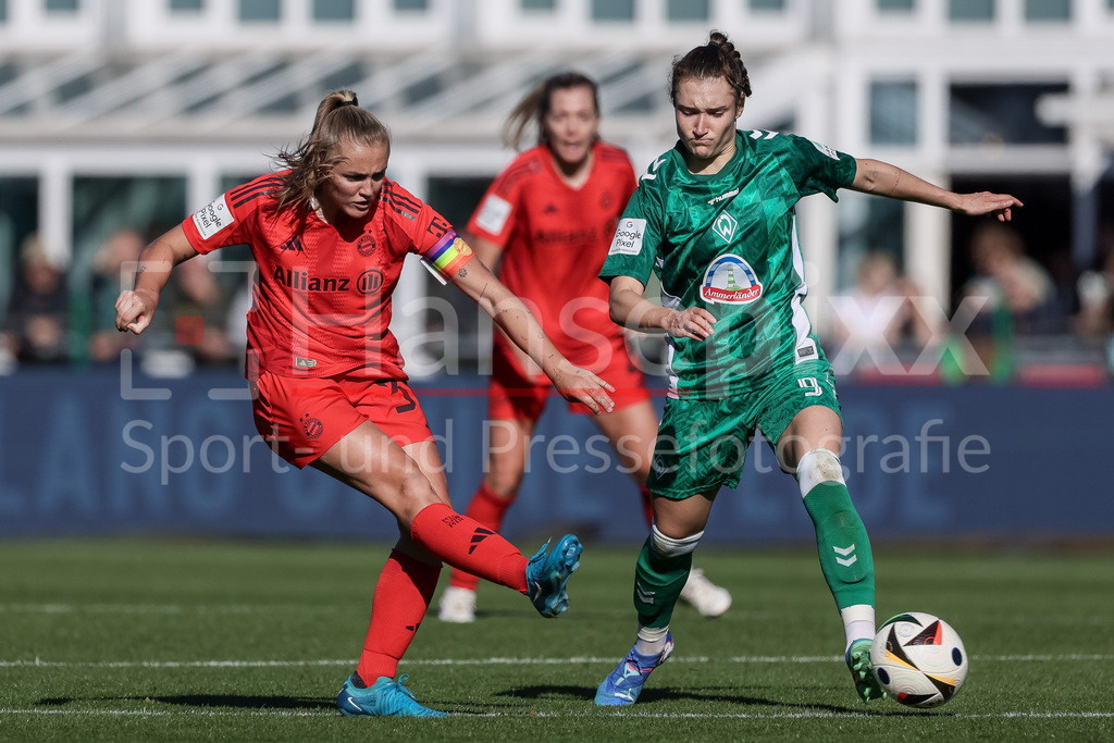 Fussball, Google Pixel Frauen-Bundesliga, SV Werder Bremen - FC Bayern München | v.li.: Georgia Stanway (FC Bayern München, 31) und Sophie Weidauer (SV Werder Bremen, 9) im Zweikampf, Duell, Dynamik, Aktion, Action, Spielszene, DIE DFB-RICHTLINIEN UNTERSAGEN JEGLICHE NUTZUNG VON FOTOS ALS SEQUENZBILDER UND/ODER VIDEOÄHNLICHE FOTOSTRECKEN. DFB REGULATIONS PROHIBIT ANY USE OF PHOTOGRAPHS AS IMAGE SEQUENCES AND/OR QUASI-VIDEO.