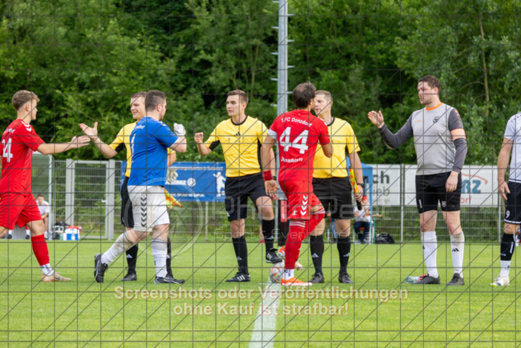 20250616_182817_0078 | #,  TV Eybach (weiß) vs. 1.FC Donzdorf II (rot), Fussball, Entscheidungsspiel 3 in Kreisliga A3 - Bezirk Neckar/Fils, Saison 2024/2025, Rasensportplatz, Staufenecker Str. 41, 73084 Salach, 16.06.2025 - 18:30 Uhr,Foto: PhotoPeet-Sportfotografie/Peter Harich