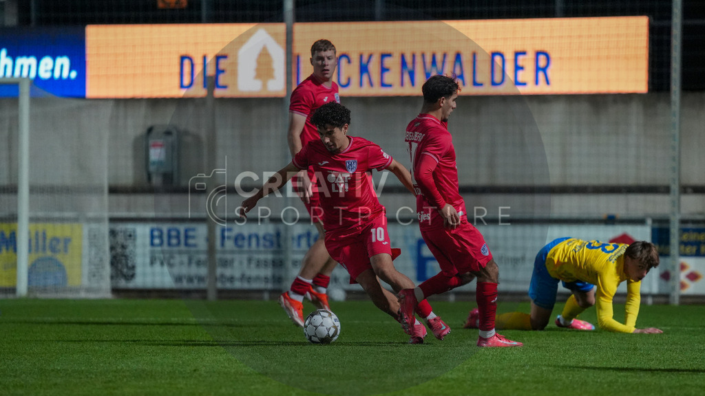 Fußball, Herren, Saison 2025/2026, Regionalliga Nordost, 13. Spieltag, FSV 63 Luckenwalde vs. SV Babelsberg 03, Freitag 24.10.2025, Werner-Seelenbinder-Stadion Luckenwalde, | Fußball, Herren, Saison 2025/2026, Regionalliga Nordost, 13. Spieltag, FSV 63 Luckenwalde vs. SV Babelsberg 03, Freitag 24.10.2025, Werner-Seelenbinder-Stadion Luckenwalde, Im Bild: Maurice Covic (Babelsberg) - Realisiert mit Pictrs.com