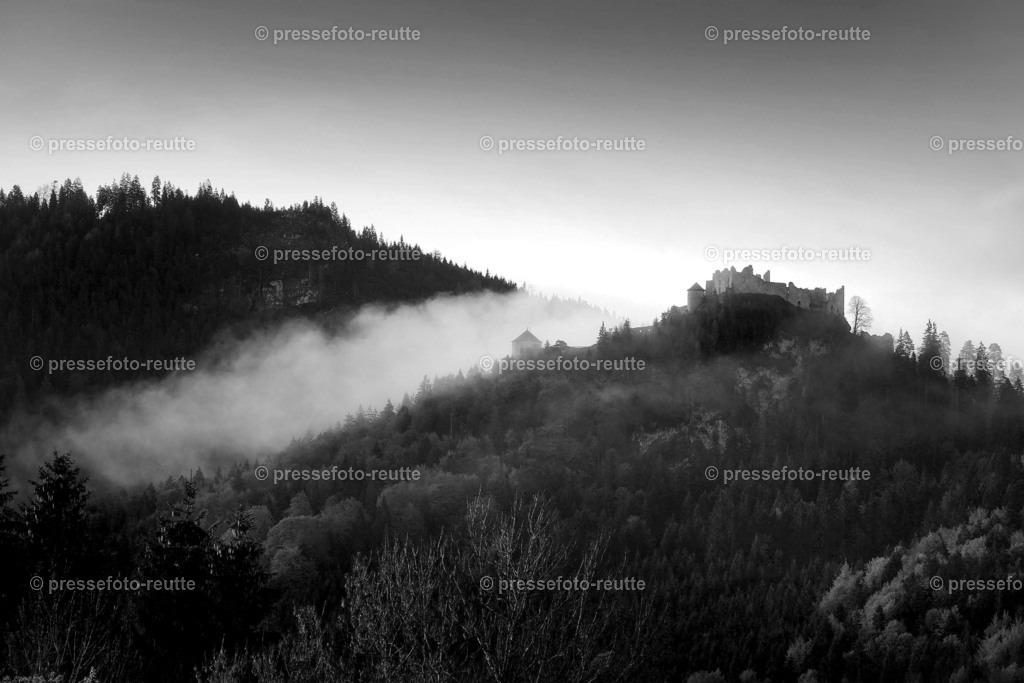 welltvi-Burg_Ehrenberg-Morgens-09052019-DSD00854-SW | Info aus dem Bezirk Reutte/Ausserfern Tirol sowie eine umfangreiche Bilddatenbank über die gesamte Region: Lechtal, Talkessel Reutte, Tannheimertal, Zwischentoren. Lech, Plansee, Zugspitze, Grenztunnel, B179, Fernpassstraße, Verkehr, Lawinen, Tradition, - Realisiert mit Pictrs.com