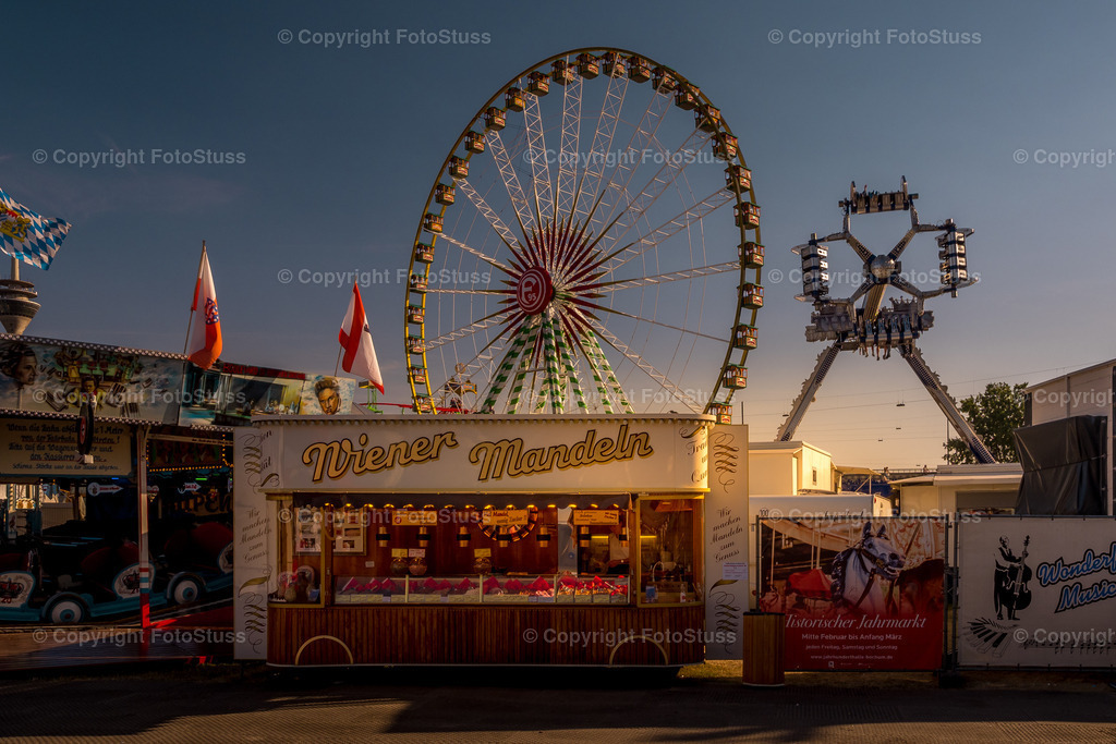 Rheinkirmes in Düsseldorf am Rhein | Historische und aktuelle Fahrgeschäfte auf der Rheinkirmes Düsseldorf. - Realisiert mit Pictrs.com
