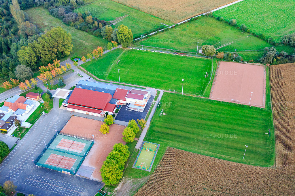 Luftbild: Complexe sportif de Beinheim mit Skatepark in Beinheim im Bundesland Bas-Rhin in Frankreich. – Foto: IMG_074476.jpg vom 04.10.2014 durch Werner Riehm/FLY-FOTO.de – Auflösung des Originals: 5472 x 3648 px
