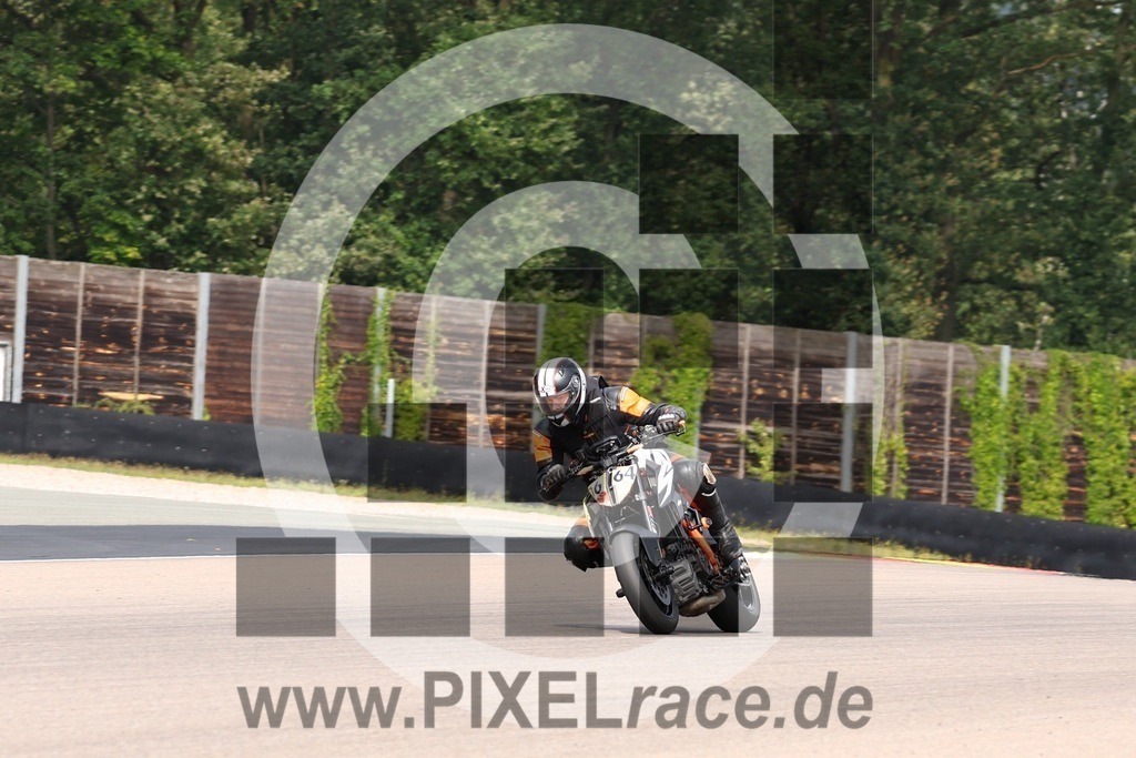 0664-20240819_02844 | Schöne Erinnerungen an spannende Momente - das festzuhalten ist unser Job. PIXELrace.de ist seit 2003 auf den Rennstrecken Europas unterwegs um die Action draußen beim Fahren und die wunderbare Stimmung imm Fahrerlager für euch einzufangen.