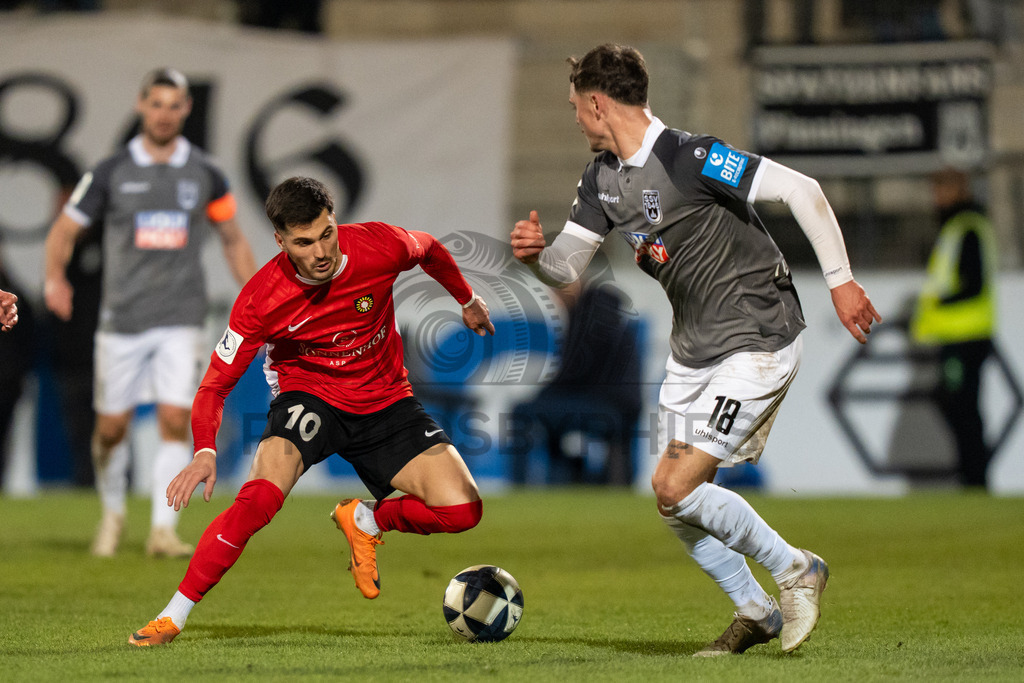 SG Sonnenhof Grossaspach vs. SSV Ulm 1846 Fussball, Fussball, WFV-Pokal, Viertelfinale, 01.04.2026 | Luca Bazzoli (SSV Ulm 1846 Fussball, #18) im Zweikampf mit Mert Tasdelen (SG Sonnenhof Grossaspach, #10),SG Sonnenhof Grossaspach vs. SSV Ulm 1846 Fussball, Fussball, WFV-Pokal, Viertelfinale, 01.04.2026