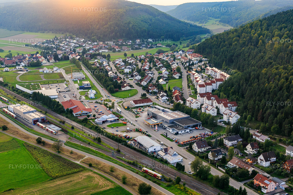 Luftbild: Ortsansicht am Abend aus Osten mit Knoblauch GmbH im Ortsteil Zimmern in Immendingen im Bundesland Baden-Württemberg in Deutschland. Foto: IMG_102779.jpg vom 25.08.2017 durch Werner Riehm/FLY-FOTO.deKnoblauch GmbH