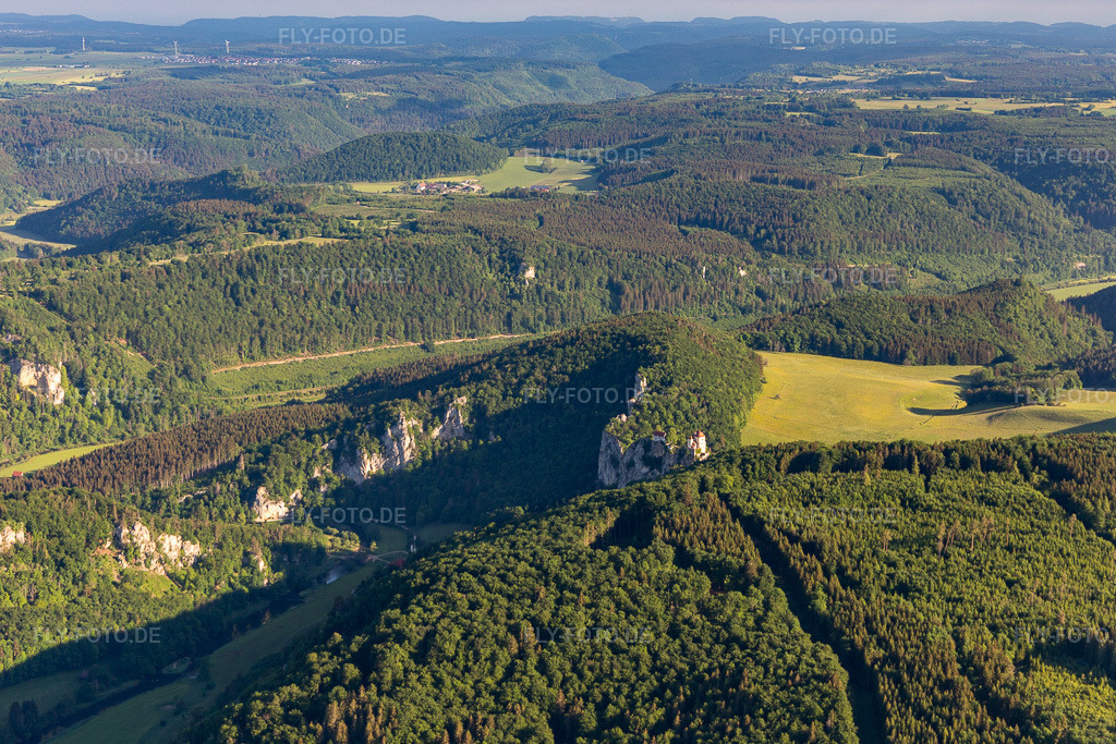 Luftbild: Schloss Bronnen in Fridingen an der Donau im Bundesland Baden-Württemberg in Deutschland. Foto: IMG_132177.jpg vom 27.05.2022 durch Werner Riehm/FLY-FOTO.de