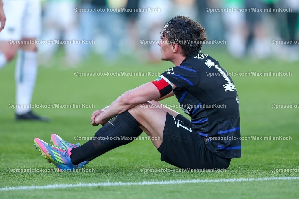 SCP09052502360 | 09.05.2025, Fußball, Preußen Münster - Hertha BSC, 2. Fußball Bundesliga, 33. Spieltag, Preußenstadion, Saison 2024 2025: Fabian Reese (Hertha BSC #11) sitzt enttäuscht auf dem Spielfeld Enttäuschung DFB regulations prohibit any use of photographs as image sequences and or quasi-video.
