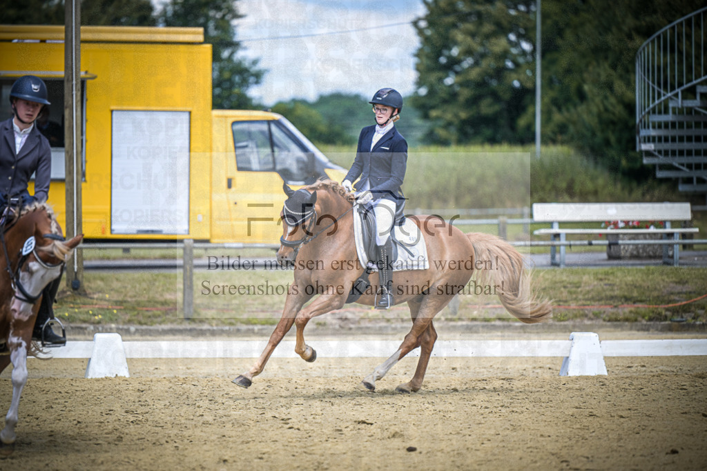 DOS_3216 | Entdecke hochwertige Reitturnierfotos von Foto Oger. Professionell, emotional und authentisch – jetzt Lieblingsmomente im Shop bestellen.Deutschlandweite Turnierfotografie. - Realisiert mit Pictrs.com