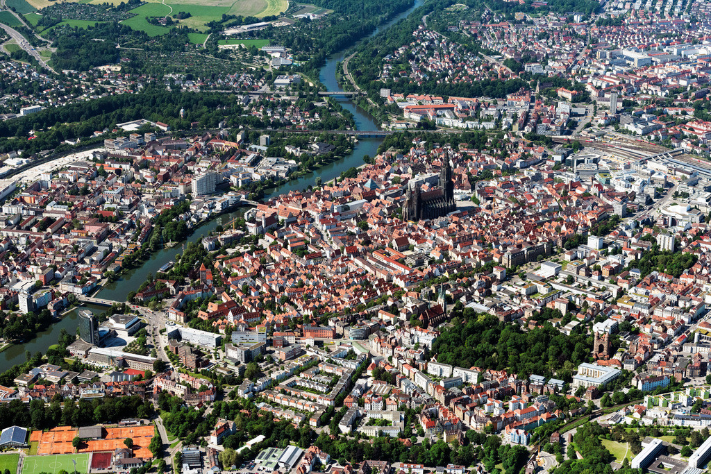 dr__0067047.jpg | ULM 17.06.2021 Stadtansicht des Innenstadtbereiches mit Ulmer Münster  in Ulm im Bundesland Baden-Württemberg, Deutschland. // City view of downtown area with Ulmer Muenster in Ulm in the state Baden-Wurttemberg, Germany. Foto: Daniel Reiter