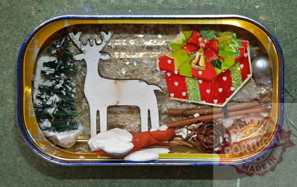 Christmas reindeer and gift box decorating sardine can | Sardine can decorated with reindeer, gift box and fir tree for christmas - Realisiert mit Pictrs.com