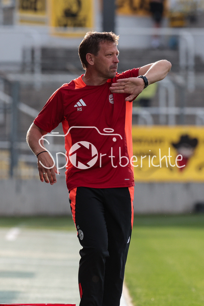 FC Bayern Amateure - SpVgg Bayreuth | Amateure TRainer Holger SEITZ ist zufrieden mit der ersten halben Stunde / Freistller / Einzelfoto