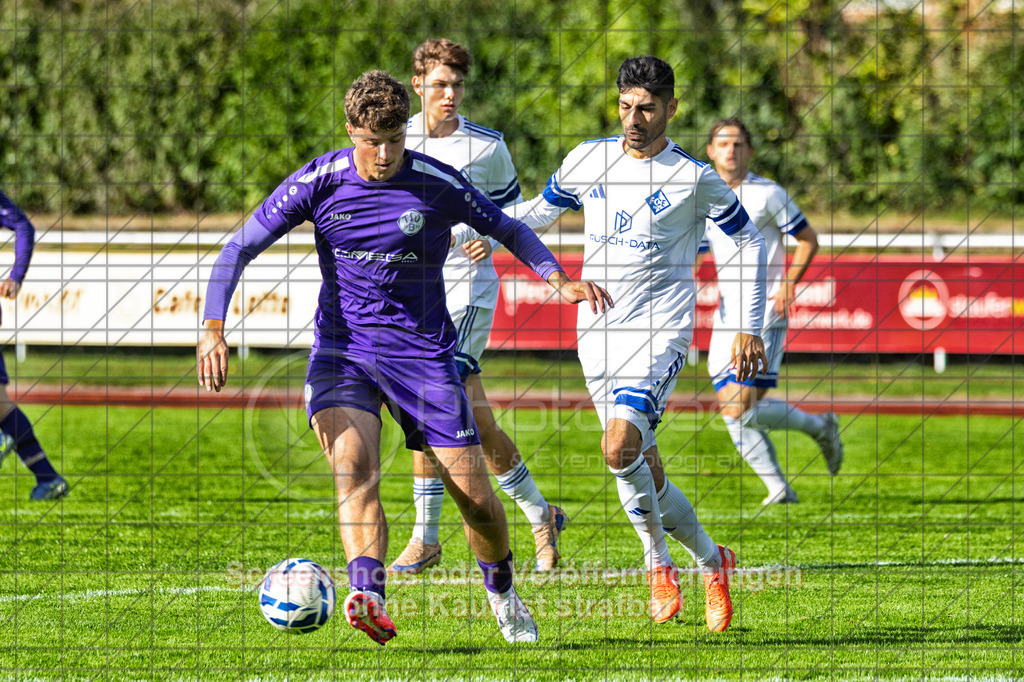 20261010_153344_0662-Bearbeitet_(c)_by_PhotoPeet | #,1.FC Eislingen (weiß) vs. TSV Bernhausen (lila), Fussball, Landesliga 2 - wfv, 11. Spieltag, Saison 2026/2027, Rasenplatz, Eichbachstation, Haldenstraße, 73054 Eislingen, 10.10.2026 - 15:30 Uhr,Foto: PhotoPeet / Sport- &amp; Eventfotografie / Peter Harich