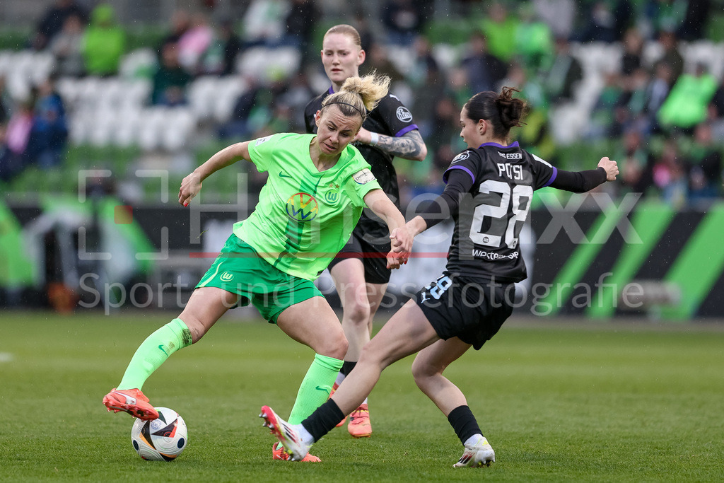 Fussball, Google Pixel Frauen-Bundesliga, VfL Wolfsburg - SGS Essen | v.li.: Lena Lattwein (VfL Wolfsburg, 8) und Kassandra Potsi (SGS Essen, 28) im Zweikampf, Duell, Dynamik, Aktion, Action, Spielszene, DIE DFB-RICHTLINIEN UNTERSAGEN JEGLICHE NUTZUNG VON FOTOS ALS SEQUENZBILDER UND/ODER VIDEOÄHNLICHE FOTOSTRECKEN. DFB REGULATIONS PROHIBIT ANY USE OF PHOTOGRAPHS AS IMAGE SEQUENCES AND/OR QUASI-VIDEO.