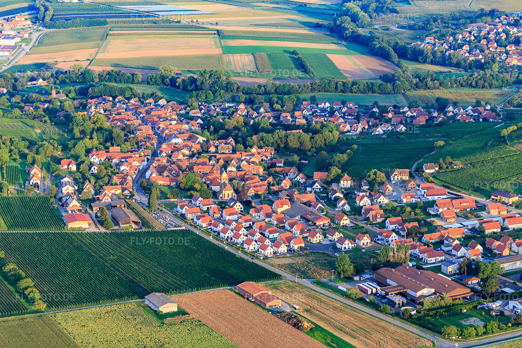 Luftbild: Ortsansicht von Südosten in Scharrachbergheim-Irmstett im Bundesland Bas-Rhin in Frankreich. – Foto: IMG_138022.jpg vom 19.08.2023 durch Werner Riehm/FLY-FOTO.de – Auflösung des Originals: 5377 x 3584 px