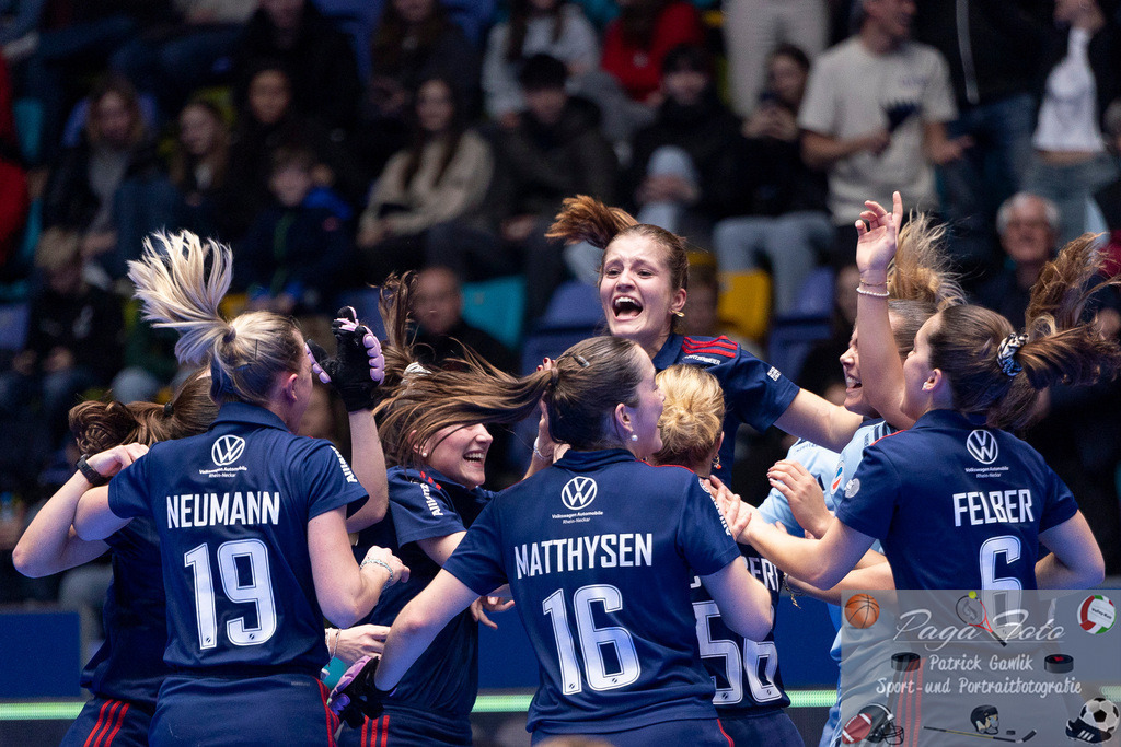 Volvo E.R.B. Final 4 Finale Frauen: Berliner HC - Mannheimer HC, 26.01.2025 | m11. jubelt und freut sich &amp; Verena Neumann (Mannheimer HC #19) &amp; Alexine Matthysen (Mannheimer HC #16) &amp; Fiona Felber (Mannheimer HC #6), Berliner HC - Mannheimer HC, Frankfurt, Süwag Arena, 26.1.2025 - Realisiert mit Pictrs.com