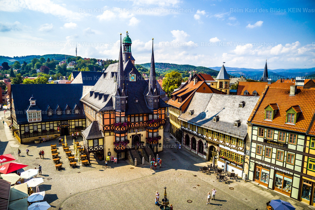 Wernigerode-0003 | Wernigerode ist eine Stadt im Harz im Mitteldeutschland. Ihre Altstadt zeichnet sich durch ihre Fachwerkhäuser aus, darunter das mittelalterliche Rathaus und das "Schiefe Haus". Am Stadtrand beherbergt das Schloss Wernigerode ein Museum und bietet Blick auf die Stadt. Das Schienennetz der Harzer Schmalspurbahnen verbindet Wernigerode mit dem Bahnhof Drei Annen Hohne, wo die dampflokbetriebene Brockenbahn zum Brocken abfährt. - Realisiert mit Pictrs.com