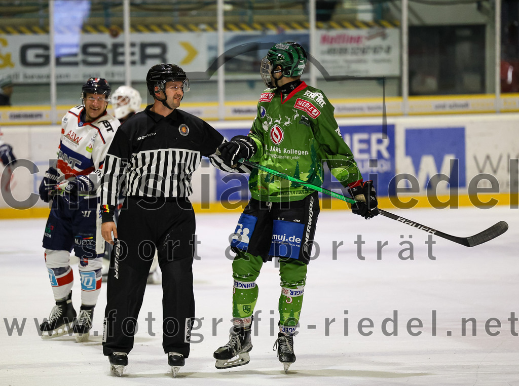 2023-12-17_063_TSV_Erding_gegen_ESC_Kempten | Erding, Deutschland, 17.12.2023:
Eishockey, Bayernliga Vorrunde 2023 / 2024, 18. Spieltag, TSV Erding gegen ESC Kempten, Endergebnis: 5:1

Florian Zimmermann (Erding Gladiators, #5)

Foto: Christian Riedel / fotografie-riedel.net