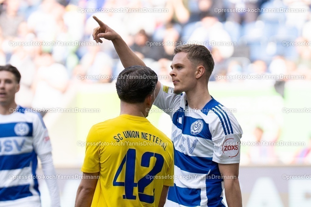 xYDR22032501012 | 22.03.2025, xydrx, Fußball, MSV Duisburg - SC Union Nettetal, Niederrheinpokal Halbfinale, Schauinsland-Reisen Arena: Jakob Bookjans (MSV Duisburg #7) jubelnd, freut sich über sein Tor zum 2:0