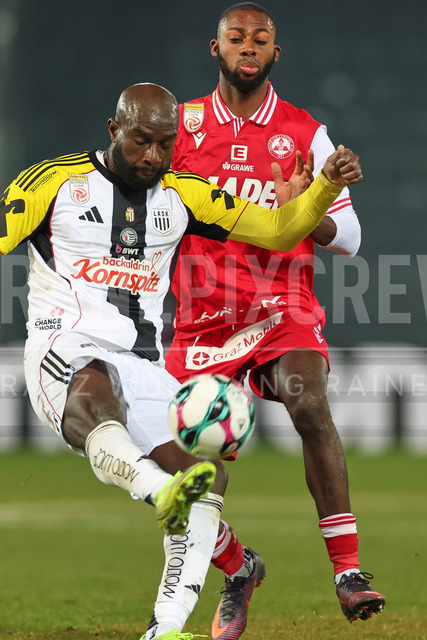 Austrian Bundesliga: Grazer AK 1902 vs LASK | GRAZ, AUSTRIA, 13.DEC.25 - SOCCER - ADMIRAL Bundesliga, Grazer AK 1902 vs LASK. The image shows Samuel Adeniran (Lask) and Sadik Fofana (GAK).