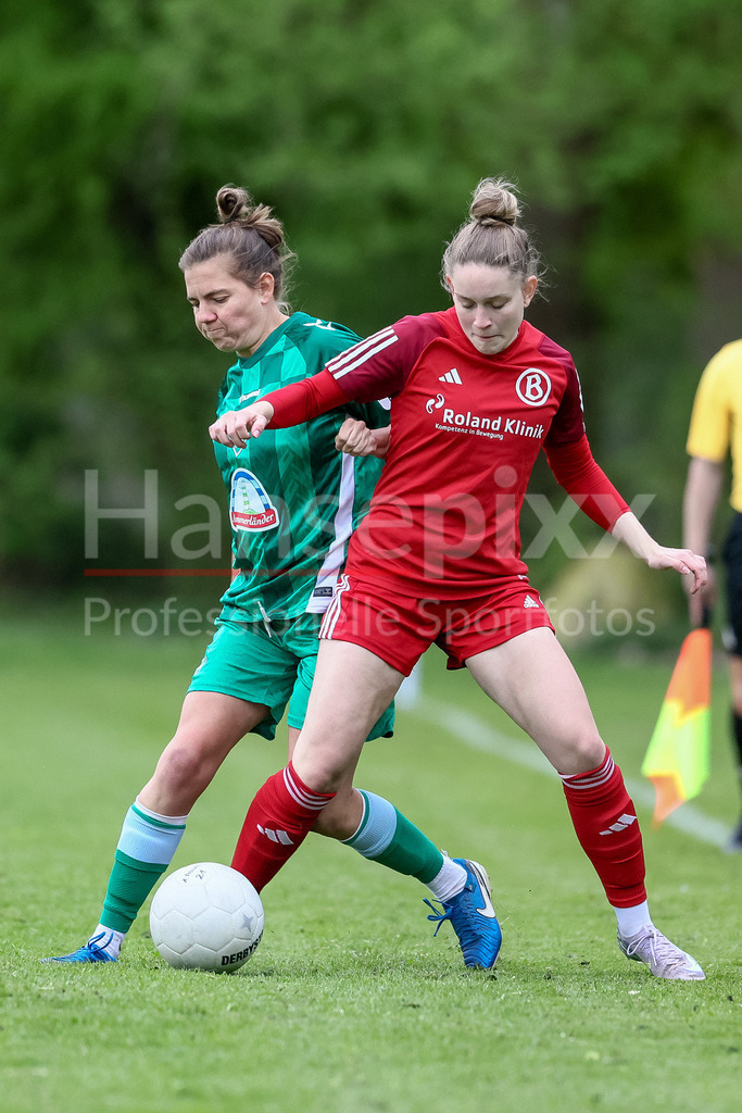 Fussball, Testspiel Frauen, ATS Buntentor - SV Werder Bremen | v.li.: Rieke Dieckmann (SV Werder Bremen, 22) und Malena Watzlawik (ATS Buntentor, 14) im Zweikampf, Duell, Dynamik, Aktion, Action, Spielszene