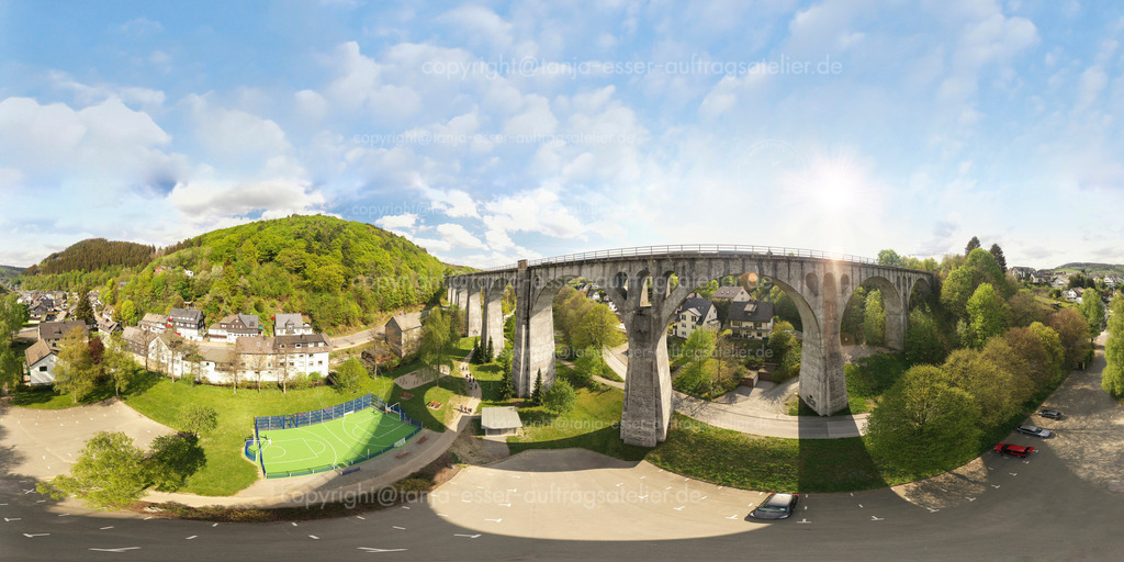 Equirectangular Luftbild 360 Grad Panoramabild zeigt das Viadukt in Willingen | Das Viadukt ist ein Wahrzeichen der Gemeinde Willingen Upland. Eine Drohne erstellte dieses Panorama Bild in der Luft. Willingen ist ein beliebter Urlaubsort im Sauerland.