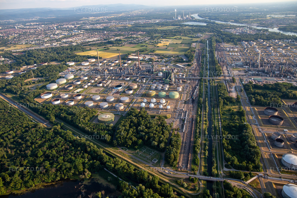 Luftbild: Güterbahnlinie in der MIRO im Ortsteil Knielingen in Karlsruhe im Bundesland Baden-Württemberg in Deutschland. Foto: IMG_136257.jpg vom 07.06.2023 durch Werner Riehm/FLY-FOTO.deWWW.MIRO-KA.DE