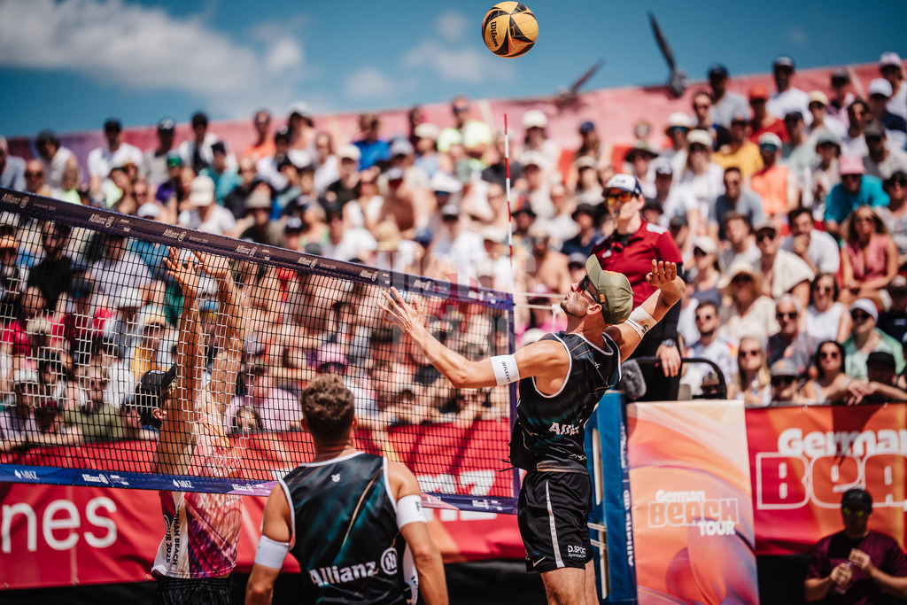 Beachvolleyball | Männer | Allianz German Beach Tour 2025 | Tourstop München | 13.07.2025 | Benedikt Sagstetter beim Angriff