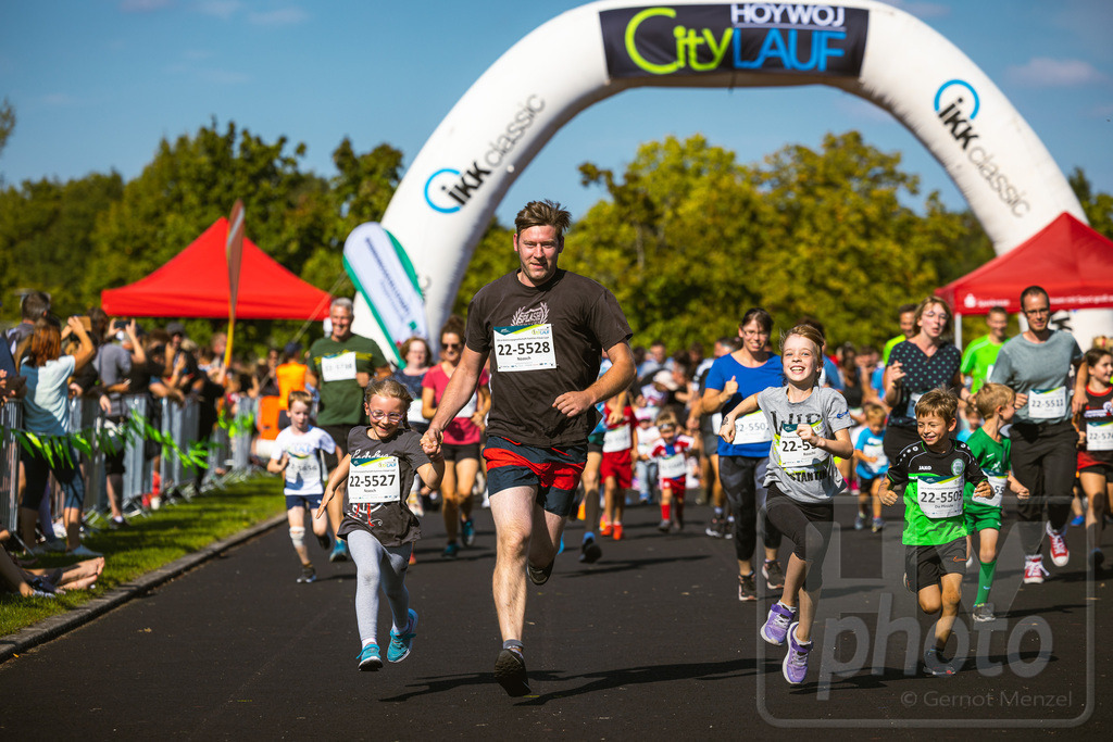 16. Hoywoj-CityLauf im Sportforum Hoyerswerda - 16.09.2023 | 555m Wohnungsgesellschaft-Familien-Flitzer-Lauf - Realisiert mit Pictrs.com