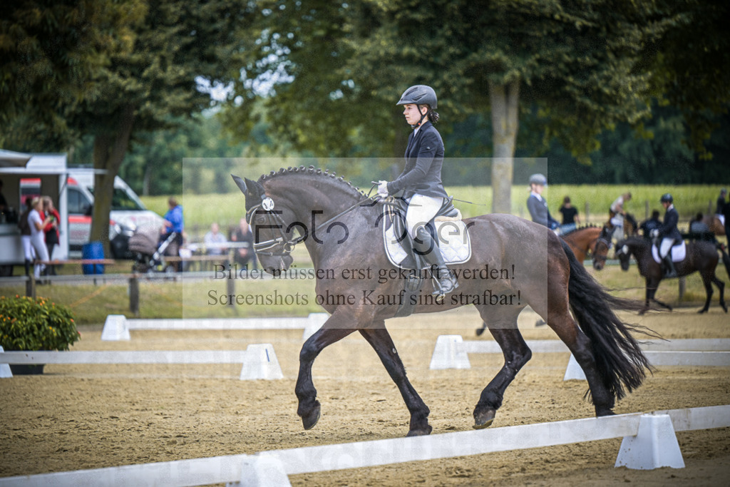 DOS_1703 | Entdecke hochwertige Reitturnierfotos von Foto Oger. Professionell, emotional und authentisch – jetzt Lieblingsmomente im Shop bestellen.Deutschlandweite Turnierfotografie. - Realisiert mit Pictrs.com
