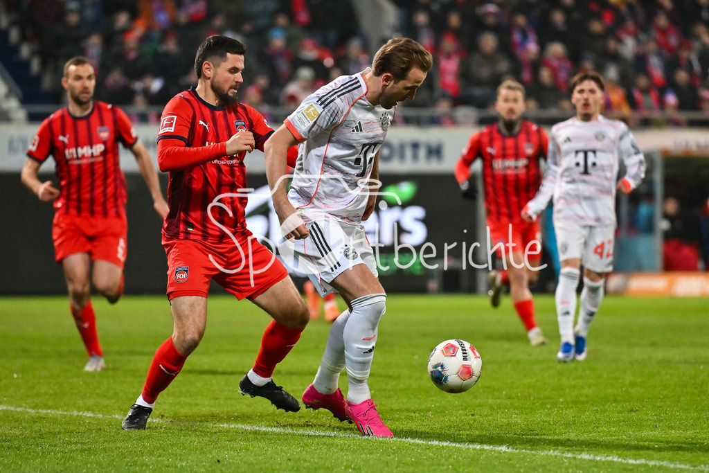 1. FC Heidenheim - FC Bayern München | HEIDENHEIM, GERMANY - 21. DECEMBER: im Duell Marnon BUSCH (1. FC Heidenheim 2) und Harry KANE (FC Bayern Munich 9) während dem Bundesligamatch zwischen dem 1. FC Heidenheim und dem FC Bayern München am 15. Spieltag in der Voith-Arena / DFL REGULATIONS PROHIBIT ANY USE OF PHOTOGRAPHS AS IMAGE SEQUENCES AND/OR QUASI-VIDEO