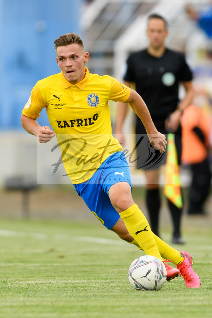 LLELEV20210807_090 | Fussball, Herren: Damir Mehmedovic (1. FC Lokomotive Leipzig) in Aktion, am Ball, Einzelaktion beim Spiel der 1. Runde im DFB-Pokal zwischen 1. FC Lokomotive Leipzig und Bayer 04 Leverkusen im Bruno-Plache-Stadion am 07.08.2021 in Leipzig, Deutschland.DFB / DFL REGULATIONS PROHIBIT ANY USE OF PHOTOGRAPHS AS IMAGE SEQUENCES AND/OR QUASI-VIDEO. - Realisiert mit Pictrs.com