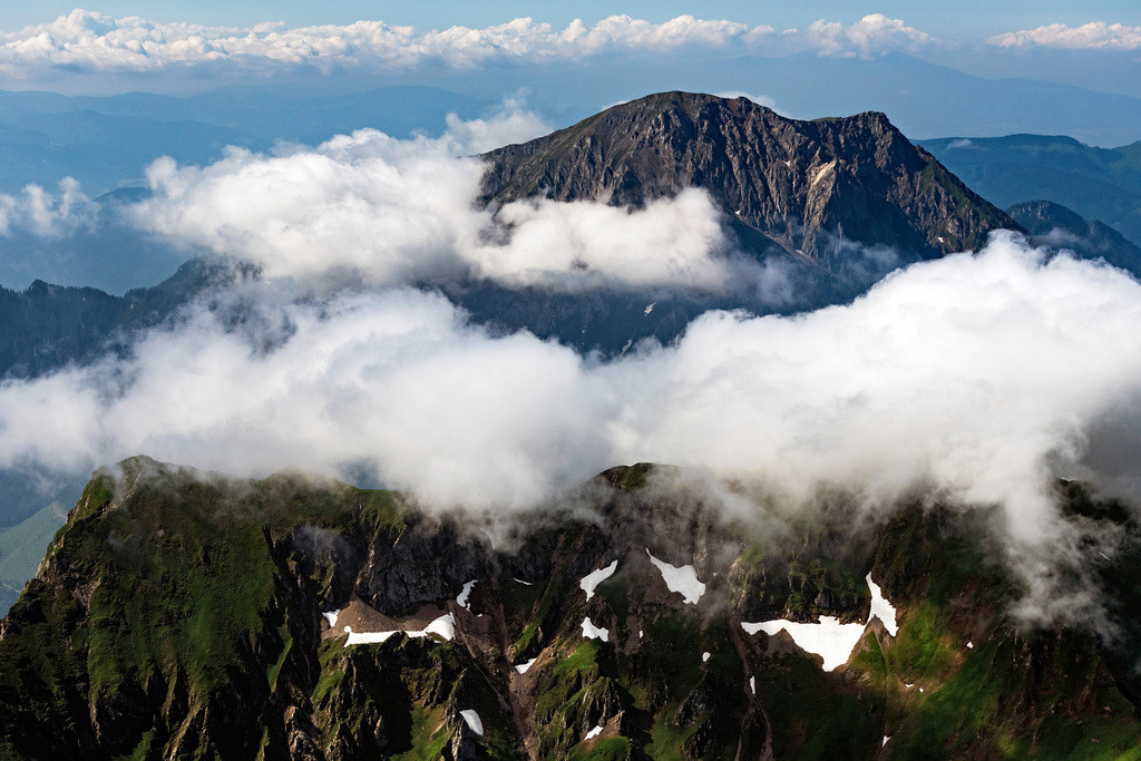 dr__0025703.jpg | EISENERZ 25.06.2019 Wolken am Gipfel der Tullingeralm in den Ennstaler Alpen in der Felsen- und Berglandschaft in Eisenerz in Steiermark, Österreich. // Clouds on Rocky and mountainous landscape of Tullingeralm in den Ennstaler Alpen in Eisenerz in Steiermark, Austria. Foto: Daniel Reiter