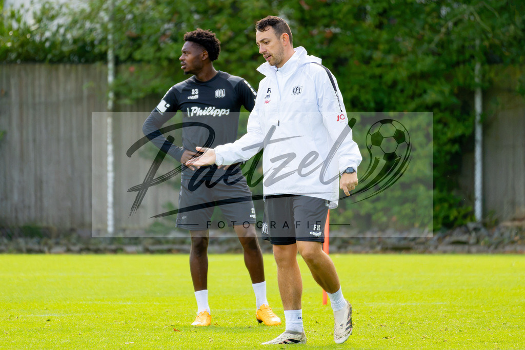 20260909_TRAOSN_0849 | Fußball, Herren: Co-Trainer Frithjof Hansen (VfL Osnabrück) gestikuliert beim Training des VfL Osnabrück am 09.09.2026 im Sportpark Illoshöhe in Osnabrück, Deutschland.(Foto von Nico Paetzel) - Realisiert mit Pictrs.com