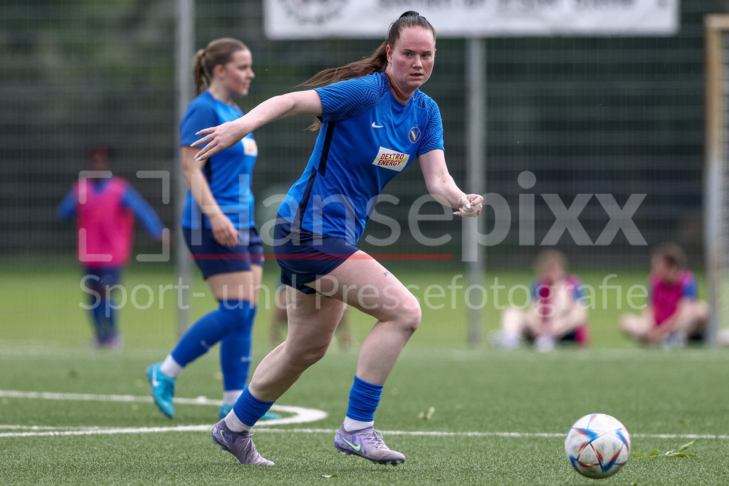 Fussball, Aufstiegsrunde Regionalliga Nord Frauen, FC Union 60 - SC Victoria Hamburg | Jana Bothmann (SC Victoria Hamburg, 36) am Ball, Einzelbild, Ganzkörper, Aktion, Action, Spielszene