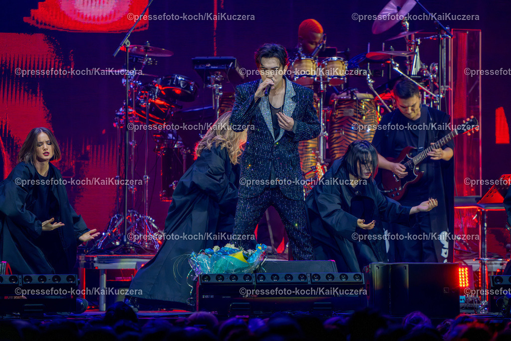 KKU24112401040 | 24.11.2024, xkkux, Düsseldorf, PSD-Bank Dome, Der kasachische Sänger Dimash Qudaibergen (Dinmukhammed Qanatuly Qudaibergen) performt zusammen mit seinen Tänzern bei seiner Live Show STRANGER