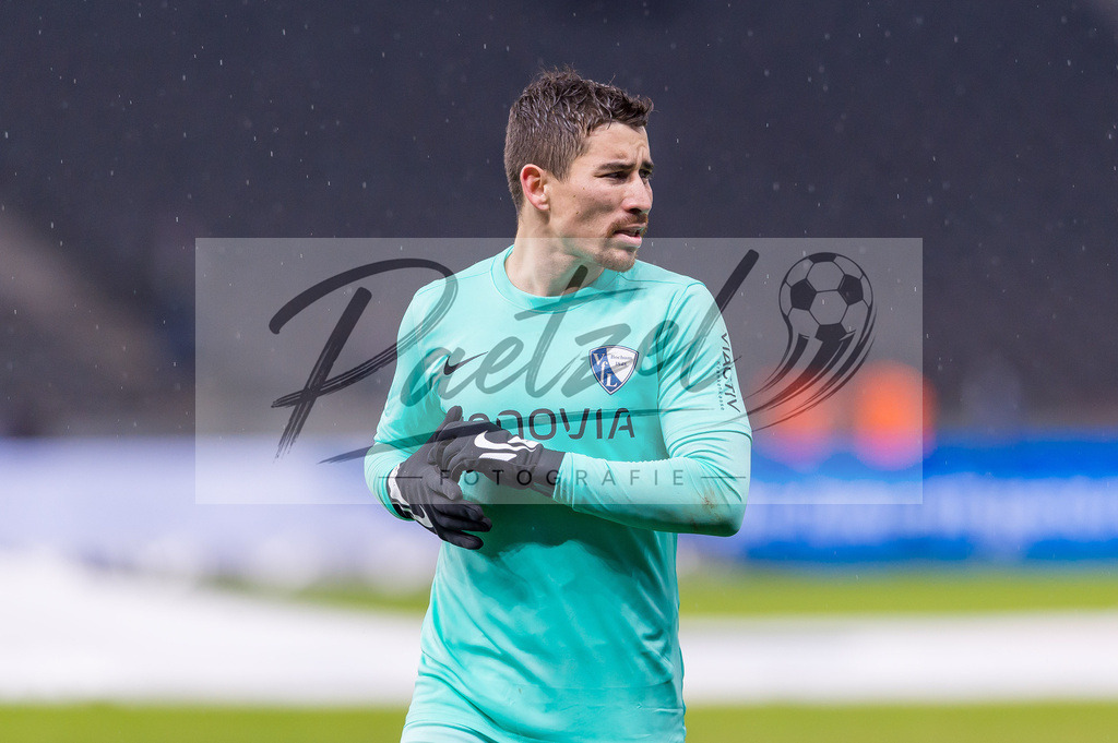 HERBOC20220204_074 | Fussball, Herren: Danilo Soares (VfL Bochum) schaut bei dem Spiel der 1. Bundesliga zwischen Hertha BSC und VfL Bochum im Olypiastadion am 04.02.2022 in Berlin, Deutschland.DFB / DFL REGULATIONS PROHIBIT ANY USE OF PHOTOGRAPHS AS IMAGE SEQUENCES AND/OR QUASI-VIDEO. - Realisiert mit Pictrs.com
