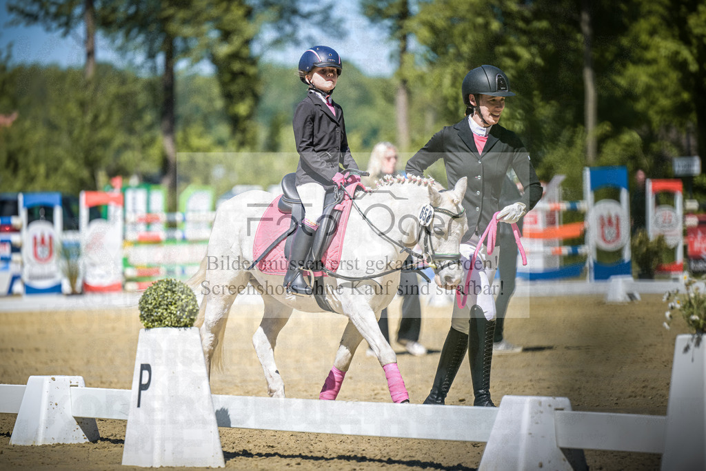 DOS_8784 | Entdecke hochwertige Reitturnierfotos von Foto Oger. Professionell, emotional und authentisch – jetzt Lieblingsmomente im Shop bestellen.Deutschlandweite Turnierfotografie. - Realisiert mit Pictrs.com