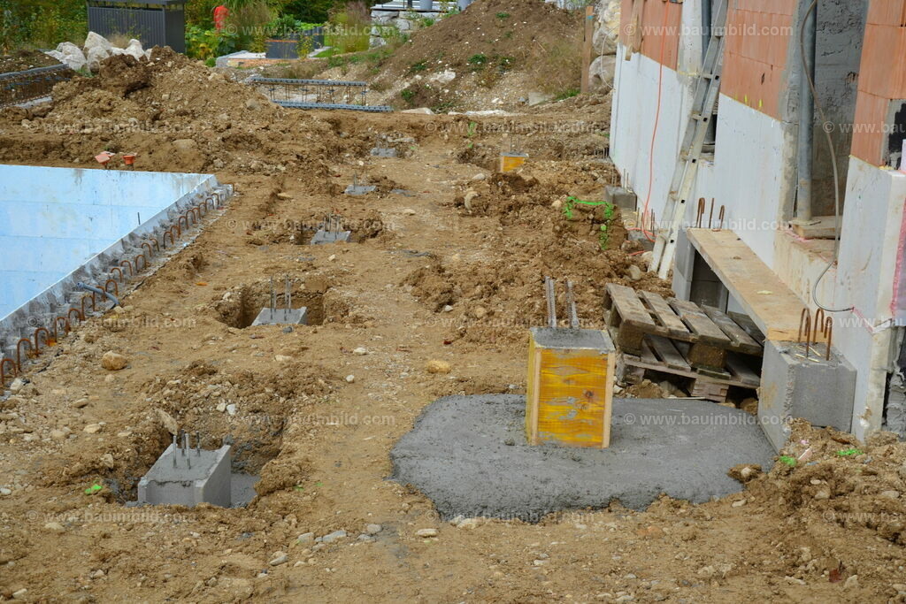 Einzelfundamente | Fundamentsockel aus Beton zwischen Erdwänden, darauf ausbetonierte Schalsteine und Schalungskasten