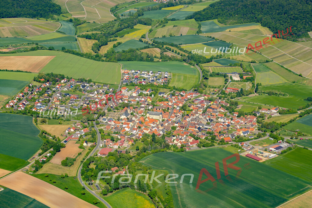 oberschwarzach-tourismus-aufnahme-1268-jahr-2025 | Luftaufnahme von Oberschwarzach Vs Google Maps- Die Luftaufnahme wurde 2025 vom UL-Flugzeug heraus erstellt ( keine Drohne ) - Hochauflösende Luftaufnahme - für professionelle Ausdrucke geeignet. Die Geschenkidee !Mit Lizenz und Bildrechte bestellbar