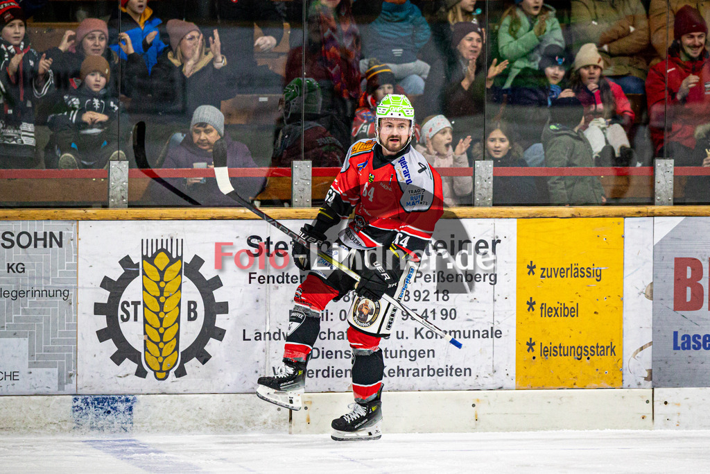 TSV Peißenberg MINERS gegen ESC Kempten SHARKS | Eishockey Bayernliga Herren Pre-Playoffs 2024/25, TSV Peißenberg MINERS gegen ESC Kempten SHARKS, 20250131,Marek HALODA (MINERS 64) Torjubel, Zuschauer, Jubel,2025-01-31 in Peißenberg (Eisstadion Peißenberg)Marek HALODA (MINERS 64)Copyright: WolfgangxLindner foto-lindner.de