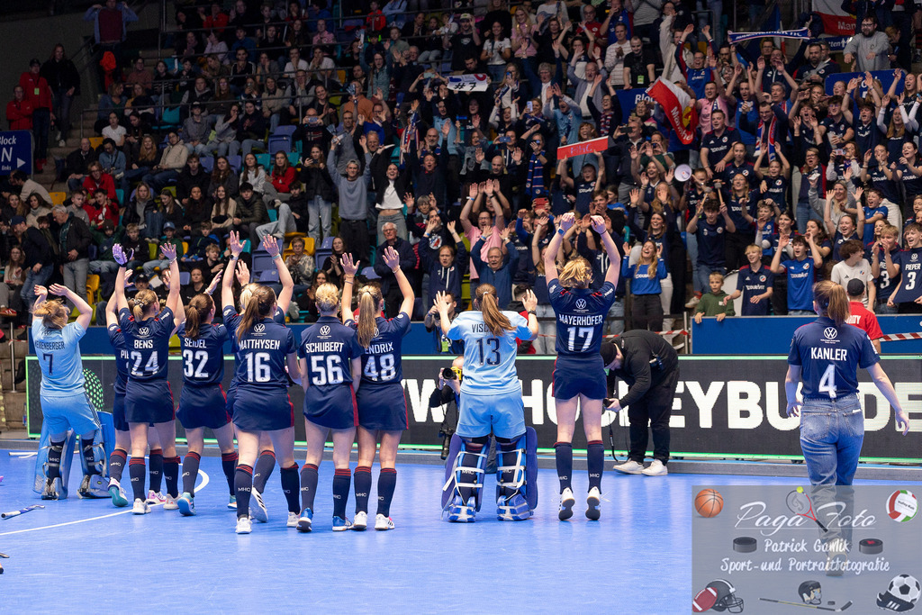Volvo E.R.B. Final 4 Finale Frauen: Berliner HC - Mannheimer HC, 26.01.2025 | Leonie Weissenberger / Weißenberger (Mannheimer HC #7) &amp; Alexine Matthysen (Mannheimer HC #16) &amp; Julie Pieper (Mannheimer HC #3) &amp; Linda Bens (Mannheimer HC #24) &amp; Carolin Seidel (Mannheimer HC #32) &amp; Laura Schubert (Mannheimer HC #56) &amp; Charlotte Hendrix (Mannheimer HC #48) &amp; Chiara Vischer (Mannheimer HC #13) &amp; Lisa Mayerhöfer (Mannheimer HC #17) schauen Richtung Fans und wollen mit ihnen feiern, Berliner HC - Mannheimer HC, Frankfurt, Süwag Arena, 26.1.2025 - Realisiert mit Pictrs.com