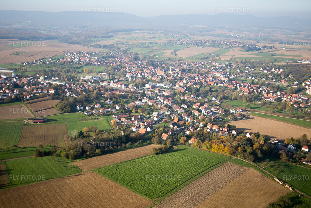 Luftbild: Ortsansicht in Soultz-sous-Forêts im Bundesland Bas-Rhin in Frankreich. Foto: IMG_075538.jpg vom 01.11.2014 durch Werner Riehm/FLY-FOTO.de