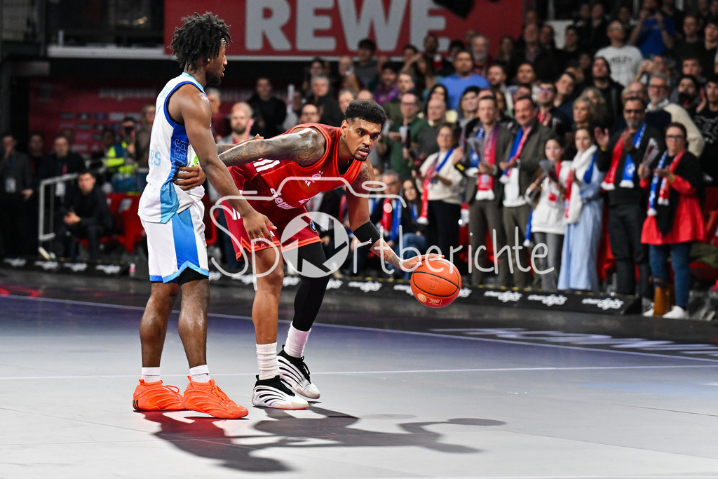 FC Bayern München - Skyliners Frankfurt | MUNICH, GERMANY - 17. FEBRUARY: im Duell Isaiah SWOPE (Skyliners Frankfurt 1) und Xavier RATHAN-MAYES (FC Bayern Basketball 4) während dem Spiel zwischen dem FC Bayern München und den Skyliners Frankfurt am 21. Spieltag der easyCredit BBL im BMW Park