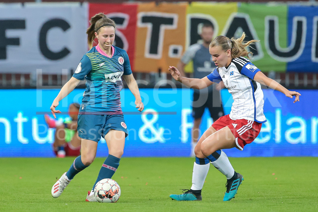 Fussball, DFB-Pokal Frauen, FC St. Pauli - Hamburger SV | v.li.: Julia Hechtenberg (FC St. Pauli, 29) und Svea Stoldt (Hamburger SV, 8) im Zweikampf, Duell, Dynamik, Aktion, Action, Spielszene, DIE DFB-RICHTLINIEN UNTERSAGEN JEGLICHE NUTZUNG VON FOTOS ALS SEQUENZBILDER UND/ODER VIDEOÄHNLICHE FOTOSTRECKEN. DFB REGULATIONS PROHIBIT ANY USE OF PHOTOGRAPHS AS IMAGE SEQUENCES AND/OR QUASI-VIDEO.