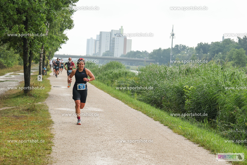LUR_1460 | 34. M-net Erlanger Triathlon 2025 #erlangertriathlon  #mnettriathlon2025 #mnettriathlon #team #olympischedistanz #mitteldistanz #triathlon #maindonaukanal  #erlangertriathlon2025 #yourpictrs #tv1848 #tv1848erlangen  #triathlonbayern #sportinerlangen #demsportverbunden #sportshot_your_pictrs Copyright: www.sportshot.de