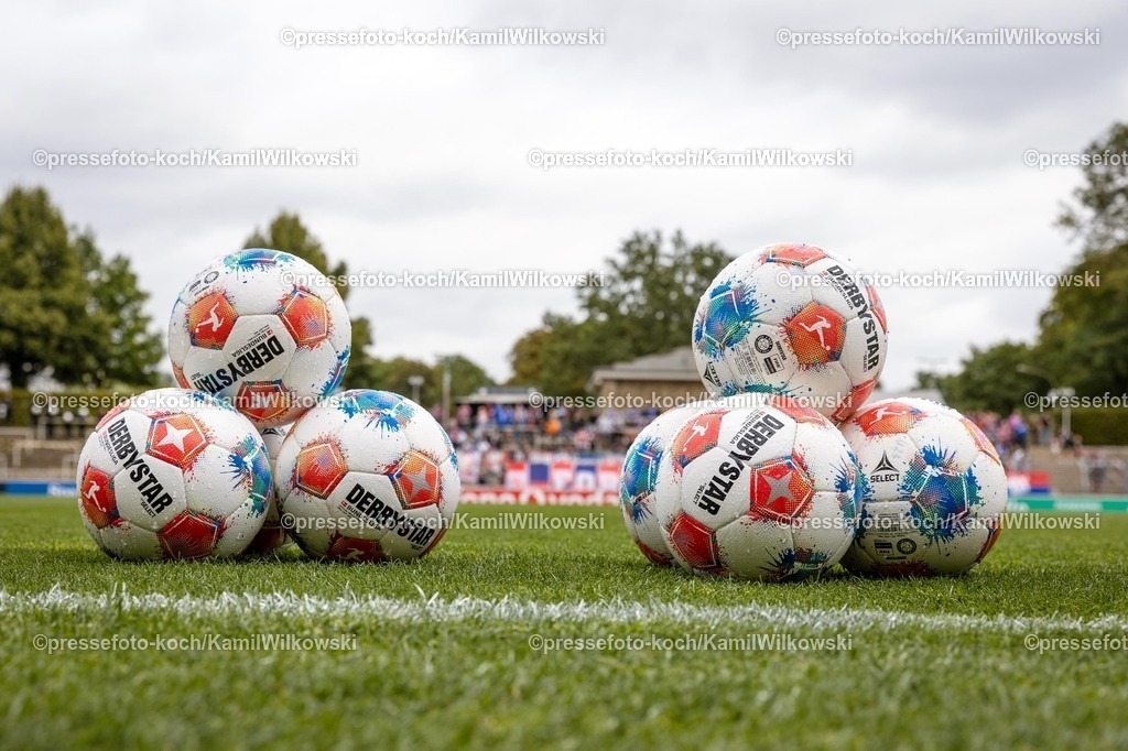 xkwi17082501003 | 17.08.2025, xkwix, Fußball, Regionalliga West, BBorussia Dortmund U23 - Wuppertaler SV, Stadion Rote Erde: Spielball der Bundesliga